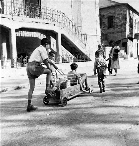 ילדים משחקים ברחוב הע"ח - שנות השישים